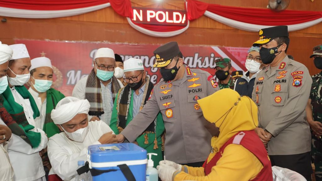 Kapolri Jenderal Listyo Sigit memantau akselerasi vaksinasi di wilayah Jatim