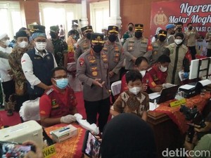 Kapolri Pantau Vaksinasi COVID-19 Ribuan Anak dan Pelajar di Pamekasan