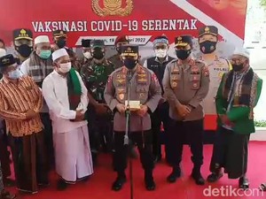 Pantau Vaksinasi COVID-19 di Pamekasan, Kapolri Senang Banyak Kiai Ikut Vaksin
