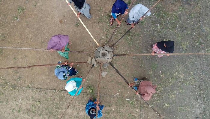 KESENIAN ALU KATENTONG Sejumlah kaum ibu memainkan kesenian Alu Katentong di Nagari Padang Laweh, Kabupaten Tanah Datar, Sumatera Barat, Jumat (18/2/2022). Alu Katentong merupakan kesenian tradisional langka yang hingga kini masih dimainkan kaum ibu di nagari itu, yakni dengan memukul batu pipih menggunakan kayu panjang (alu) sehingga mengeluarkan nada-nada tertentu yang awalnya dimanfaatkan sebagai media atau alat pemberitahuan kepada masyarakat tentang kejadian/acara. ANTARA FOTO/Iggoy el Fitra/rwa.