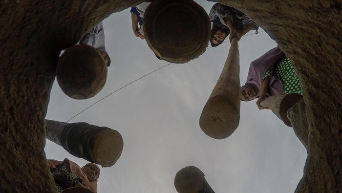 Sejumlah kaum ibu memainkan kesenian Alu Katentong di Nagari Padang Laweh, Kabupaten Tanah Datar, Sumatera Barat, Jumat (18/2/2022). Alu Katentong merupakan kesenian tradisional langka yang hingga kini masih dimainkan kaum ibu di nagari itu, yakni dengan memukul batu pipih menggunakan kayu panjang (alu) sehingga mengeluarkan nada-nada tertentu yang awalnya dimanfaatkan sebagai media atau alat pemberitahuan kepada masyarakat tentang kejadian/acara. ANTARA FOTO/Iggoy el Fitra/rwa.