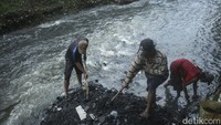 Agus pun mengatakan bahwa untuk mengatasi persoalan banjir di daerahnya cukup dengan melakukan pengerukan tanpa harus melakukan normalisasi.