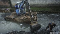 Agus juga mengatakan bahwa daerah yang ditinggali oleh keluarganya merupakan daerah langganan banjir. Jika banjir tiba, warga harus mengungsi ke tempat yang aman.