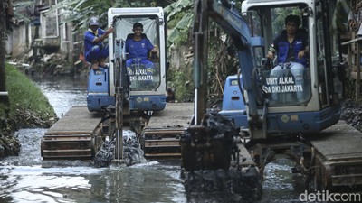 Melihat dari Dekat Pengerukan Kali Mampang