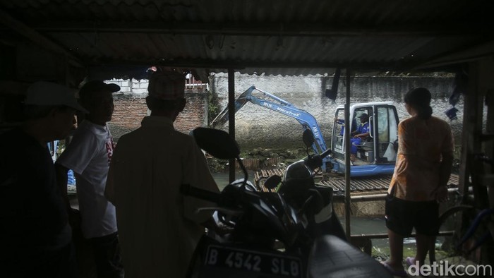 Melihat dari Dekat Pengerukan Kali Mampang Pemprov DKI Jakarta mengeruk Kali Mampang, Jakarta Selatan, usai PTUN Jakarta menghukum Gubernur DKI Jakarta Anies Baswedan. Warga di sekitar Kali Mampang turut senang dengan adanya pengerukan agar tak terjadi banjir lagi, Sabtu, (19/2/2022).