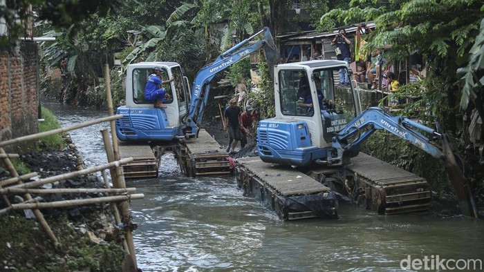 Pemprov DKI Jakarta mengeruk Kali Mampang, Jakarta Selatan, usai PTUN Jakarta menghukum Gubernur DKI Jakarta Anies Baswedan. Warga di sekitar Kali Mampang turut senang dengan adanya pengerukan agar tak terjadi banjir lagi, Sabtu, (19/2/2022).