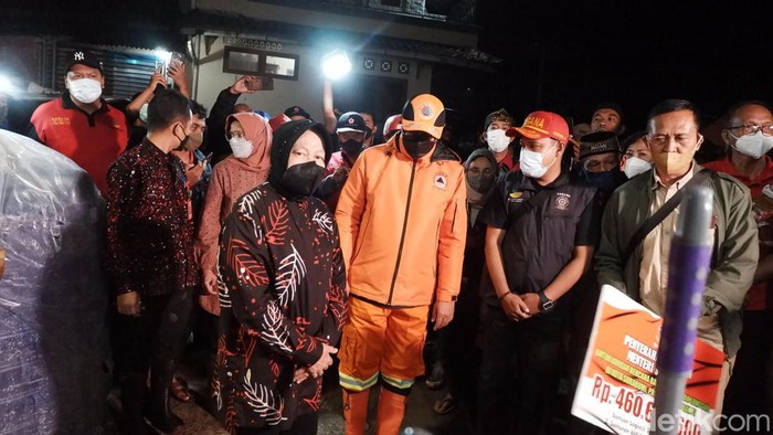 Menteri Sosial Tri Rismaharini saat meninjau ke lokasi terdampak banjir di Kota Sukabumi