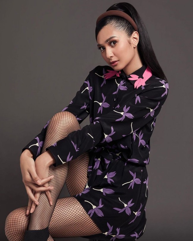 Dalam foto ini Mikha terlihat memamerkan kaki jenjangnya. Penampilan Mikha dalam pemotretan kali ini disebut-sebut netizen mirip dengan Ariana Grande. Ariana grande versi Indonesia, komentar salah seorang netizen. Foto: Instagram