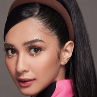 Untuk menyempurnakan penampilannya, Mikha mengenakan pulasan makeup natural. Bagian matanya diberikan aksen tambahan berupa berlian-berlian kecil yang ditempelkan di daerah luar sekeliling matanya. Foto: Instagram