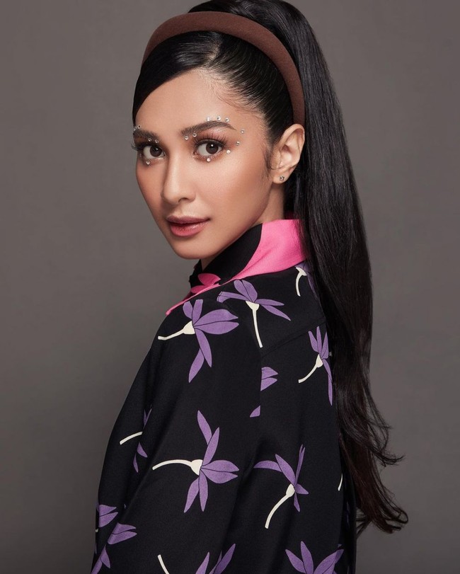 Gaya rambut Mikha dalam pemotretan kali ini memang terlihat mirip dengan gaya rambut ikonik milik Ariana Grande. Dengan rambut panjang hitam yang diikat dan tambahan bando berwarna cokelat, penampilan Mikha Tambayong sukses bikin terpana. Foto: Instagram