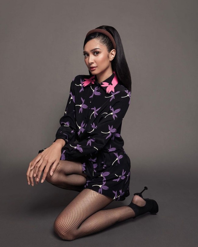 Jumpsuit pendek yang dikenakan oleh Mikha itu tampak memperlihatkan dengan jelas kaki jenjangnya. Bagaimana menurutmu penampilan Mikha dalam pemotretan terbarunya ini? Foto: Instagram