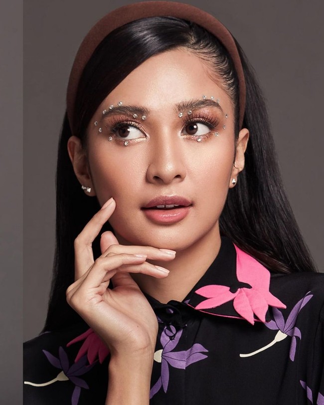Dengan pulasan makeup bernuansa nude, pesona Mikha terlihat semakin terpancar. Seperti dalam foto yang satu ini, dirinya terlihat bergaya fierce sambil melirik. Foto: Instagram