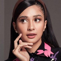 Dengan pulasan makeup bernuansa nude, pesona Mikha terlihat semakin terpancar. Seperti dalam foto yang satu ini, dirinya terlihat bergaya fierce sambil melirik. Foto: Instagram