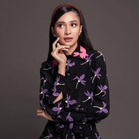 Melalui akun Instagram pribadinya, Mikha Tambayong terlihat membagikan hasil pemotretan terbarunya bersama Dickie Photographie. Mikha terlihat tampil cantik dengan mengenakan jumpsuit hitam bermotif bunga berwarna ungu. Bagian kerahnya terdapat aksen berwarna merah muda. Foto: Instagram