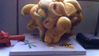 Tumpukan buah lemon ini mirip seperti monster yang siap menerkam mangsanya. Kalau seperti ini buah lemonnya jadi susah untuk dibelah ya? Foto: Pool