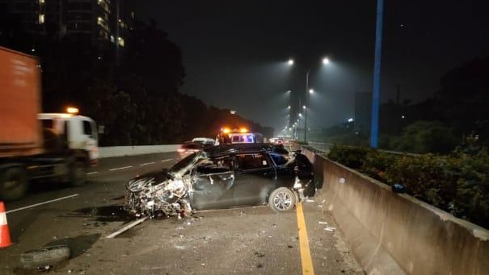 Mobil Innova kecelakaan di Tol Tangerang arah Jakarta, Sabtu (19/2/2022) dini hari
