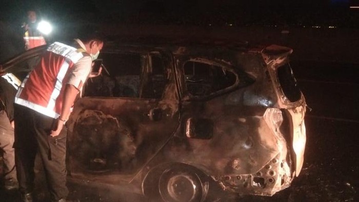 Mobil terbakar di Km 34 Tol Tangerang, Sabtu (19/2/2022) dini hari