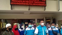 Para eks karyawan perusahaan yang dinyatakan pailit itu menagih haknya senilai Rp 50 miliar yang belum dibayarkan kepada 465 karyawan yang dirumahkan. Yang lebih mengenaskan, 26 eks pegawai itu telah meninggal dunia.