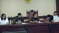 Kurator Anna Lydia Yusuf (kiri) bersama Domu Wellin saat rapat kreditur di Pengadilan Niaga Jakarta Pusat. Jika Ketua Pegadilan Negeri Tangerang tidak melakukan penyegelan terhadap aset PT Jabatex, maka akan melaporkan hal ini ke Komisi Yudisial (KY) dan menjalankan citra umum kepailitan PT Jabatex. 