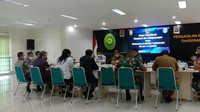 Eks karyawan jabatex saat menuntut hak mereka di PN Tangerang, Kamis 17 Februari 2022 lalu. Kurator Pengadilan Hubungan Industrial (PHI), Domu Wellin menilai, rapat koordinasi yang digelar PN Tangerang diduga melanggar hukum. Menurutnya, mediasi bukan lagi proses projutitia atau proses hukum sehingga berpotensi melanggar kode etik hakim.