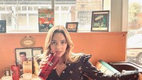 Segelas minuman soda menjadi pilihan Natasha saat hangout di sebuah kafe. Tampaknya ia sangat menikmati minumannya sampai tersisa sedikit. Foto: Instagram @natashabassett