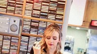 Natasha yang punya paras cantik dengan rambut pirang ini juga kerap dijuluki sebagai Britney Spears Australia. Hal ini dikarenakan wajah Natasha yang sekilas mirip pelantun lagu Oppps I Did It Again itu. Foto: Instagram @natashabassett