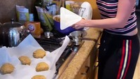 Lewat Instagrammya @natashabassett, ia terlihat sering mengunggah momen ketika kulineran. Natasha juga tampak hobi baking. Ia pun paling suka membuat cookies.  Foto: Instagram @natashabassett