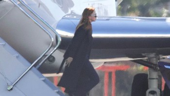 Elon Musk kepergok membawa perempuan misterius dengan pesawat jet pribadi Gulfstream G650ER ini saat mereka mendarat di bandara Los Angeles. Belakangan diketahui bahwa wanita itu adalah aktris asal Australia, Natasha Bassett. Foto: Daily Mail