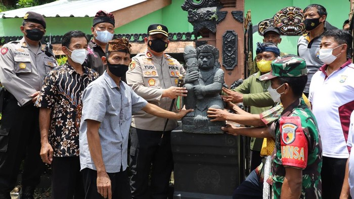 patung di pura kediri