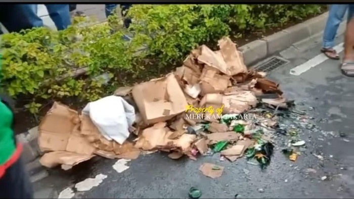 Pecahan botol miras yang diangkut kurir, pecah akibat kecelakaan