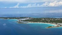 Anguilla, British Overseas Territory dengan panjang hanya 25,7 kilometer dan lebar 5,6 kilometer. Itu adalah pulau batu kapur yang datar dan kering yang dibatasi oleh 33 pantai pasir putih.