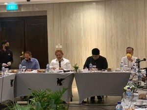 Menko Airlangga Dicurhati Dalang, Keluhkan Sering Tertabrak Jam Malam PPKM