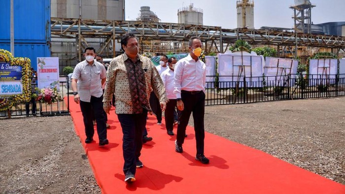 Perluasan Pabrik Refinery Mineral Pertama di RI, Bisa Olah 3,3 Juta Ton Konsentrat Menteri Koordinator (Menko) Bidang Perekonomian, Airlangga Hartarto melakukan groundbreaking atau peletakan batu pertama perluasan pabrik PT Smelting di Kabupaten Gresik, Jatim. Tujuannya untuk meningkatkan kapasitas produksi hingga 30 persen dari kapasitas sebelumnya, Sabtu, (19/2/2022).