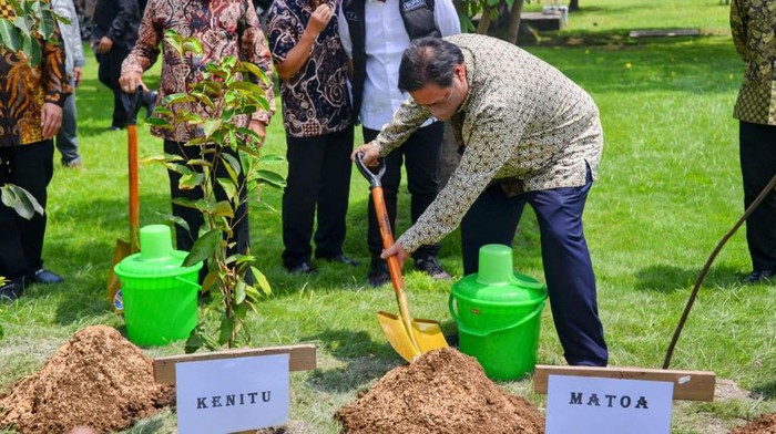 Perluasan Pabrik Refinery Mineral Pertama di RI, Bisa Olah 3,3 Juta Ton Konsentrat Menteri Koordinator (Menko) Bidang Perekonomian, Airlangga Hartarto melakukan groundbreaking atau peletakan batu pertama perluasan pabrik PT Smelting di Kabupaten Gresik, Jatim. Tujuannya untuk meningkatkan kapasitas produksi hingga 30 persen dari kapasitas sebelumnya, Sabtu, (19/2/2022).