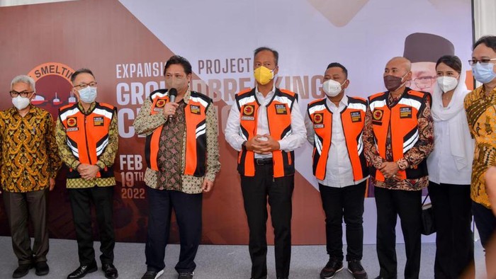 Perluasan Pabrik Refinery Mineral Pertama di RI, Bisa Olah 3,3 Juta Ton Konsentrat Menteri Koordinator (Menko) Bidang Perekonomian, Airlangga Hartarto melakukan groundbreaking atau peletakan batu pertama perluasan pabrik PT Smelting di Kabupaten Gresik, Jatim. Tujuannya untuk meningkatkan kapasitas produksi hingga 30 persen dari kapasitas sebelumnya, Sabtu, (19/2/2022).