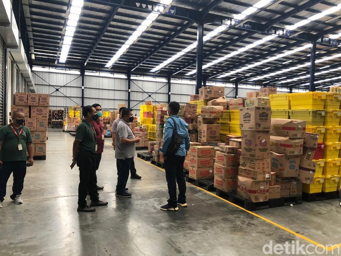Polisi  bersama Satgas Pangan mendapati 3 gudang yang menyimpan minyak goreng mencapai 1,1 juta kg. Polisi akan memanggil pemilik gudang. (dok Polda Sumut)