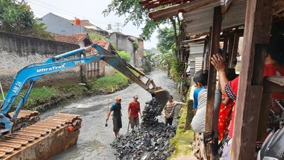 Potret Anak Buah Anies Jalani Hukuman PTUN untuk Keruk Kali Mampang