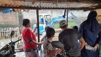Selain itu, sejumlah warga tampak asyik menyaksikan petugas mengeruk Kali Mampang. (Marteen Ronaldo/detikcom)