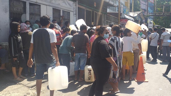 Potret warga antre berdesakan demi minyak goreng