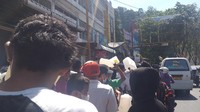 Di lokasi, baik itu pedagang maupun ibu rumah tangga rela berdiri lama-lama demi mendapatkan minyak curah yang berapa pekan kian sulit didapatkan.Foto: Abdi Somat Hutabarat/detikcom