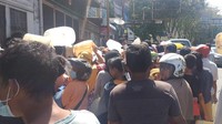 Menurut keterangan salah seorang masyarakat yang kesehariannya jual gorengan, terpaksa tidak berjualan beberapa hari, menunggu hingga mendapatkan minyak goreng. Sangat sulit dan sungguh menangis menunggu antrian, kemarin harga minyak goreng perkilo harganya 18 ribu, sekarang menjadi 12 ribu per kilo dan saya jual goreng gorengan, karena tidak ada minyak terpaksa tidak jualan, kata Ibu Desi di lokasi.Foto: Abdi Somat Hutabarat/detikcom