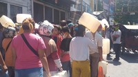 Mereka yang antre ini antara lain para ibu rumah tangga, pedagang kelontong, hingga pedagang gorengan. Mereka rela berdesakan supaya bisa mendapatkan minyak curah. Seperti diketahui pemerintah telah mematoh harga minyak curah sebesar Rp 11.500/liter.Foto: Abdi Somat Hutabarat/detikcom