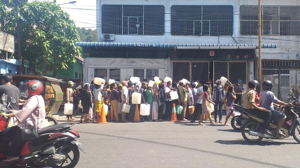 Miris! Masyarakat Terpaksa Antre Berdesakan demi Minyak Goreng