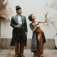 Sementara itu, Sabrina Anggraini yang dikenal sebagai finalis Puteri Indonesia 2019 menjelma bak putri keraton dalam balutan busana bergaya etnik Jawa. (Foto: instagram @sabrinaanggraini @belvadevara)