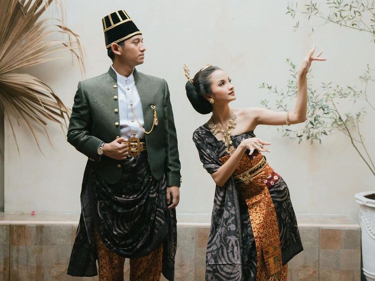 6 Potret Prewed Belva Devara dan Sabrina, Tampil Bak Bangsawan Jawa