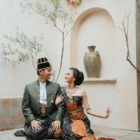 Belva tampil seperti bangsawan Jawa dengan beskap bergaya keraton. Warna hijaunya memberi kesan modern pada penampilan pendiri Ruangguru itu. (Foto: instagram: @sabrinaanggraini @belvadevara)