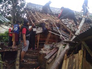 Puting Beliung Terjang Cikalong Wetan dan Alun-alun Lembang