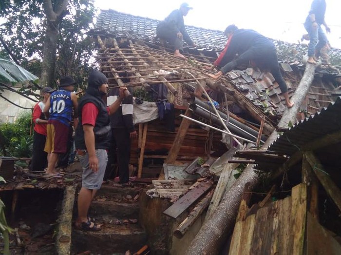 Puting Beliung terjang Cikalong Wetan dan Lembang