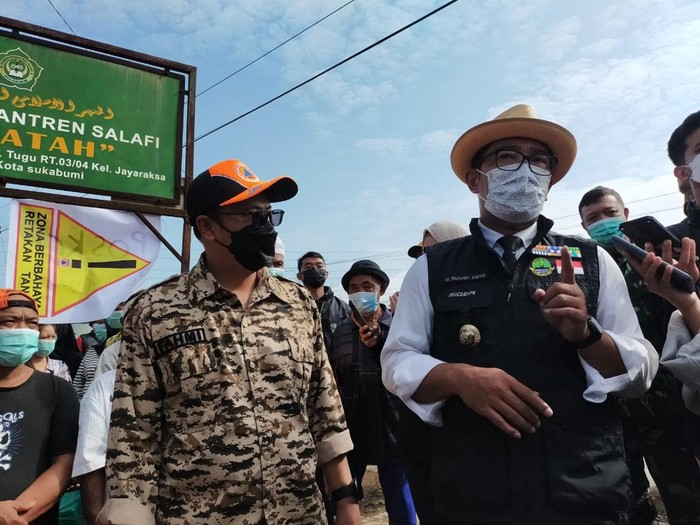 Ridwan Kamil meninjau lokasi banjir di Sukabumi