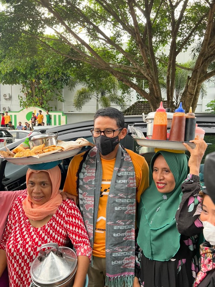 Foto Bersama Dengan Sandiaga Uno, Emak-Emak Lombok Barat Curhat Minyak Goreng Mahal